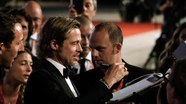 Γιατί ο Μπραντ Πιτ θέλει να τρώει σε κάθε του ταινία; Οι θεωρίες θαυμαστών