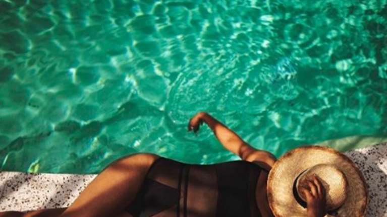 Για πάντα καλοκαίρι: Η Χάλι Μπέρι έβαλε το μαγιό της