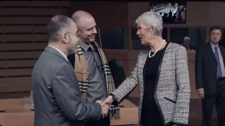 «Ενήλικοι στo δωμάτιο» Το πρώτο τρέιλερ της ταινίας του Κώστα Γαβρά