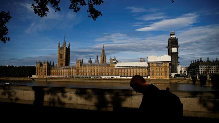 Βρετανία: Δεκάδες διαδηλώσεις για το κλείσιμο της Βουλής