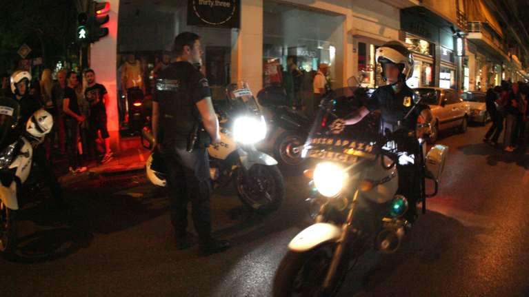 Επίθεση κατά αστυνομικών στα Εξάρχεια, πήραν κλειδιά μηχανής