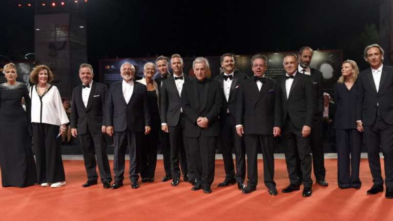 Η ώρα του Γαβρά: Βαρουφάκης και Στράτου στο Φεστιβάλ Βενετίας