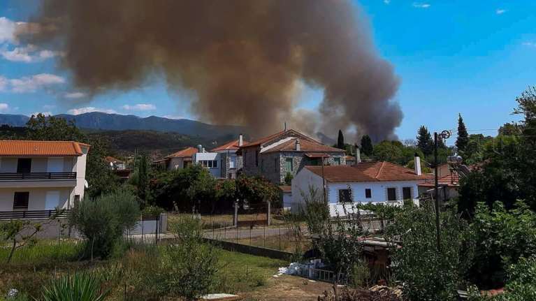 Μεγάλη φωτιά στη Φωκίδα - Εκκενώθηκε προληπτικά χωριό