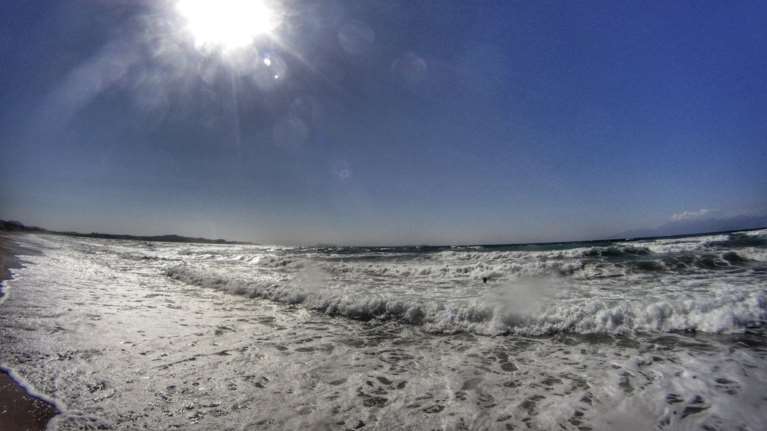 Τα 100 χιλιόμετρα την ώρα έφτασε το μελτέμι στο Αιγαίο