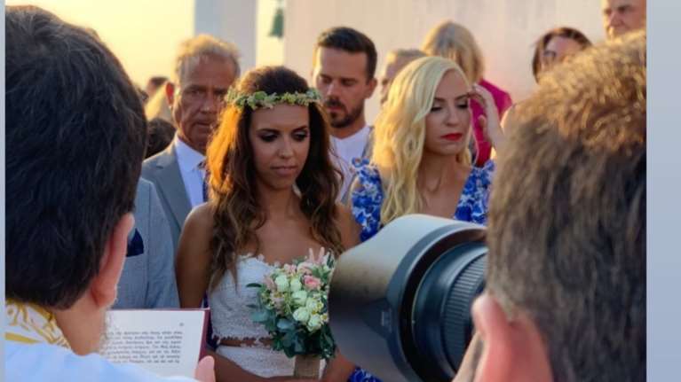 Μαρία Αναστασοπούλου: Έγινε κουμπάρα με τον σύντροφό της στην Αντίπαρο