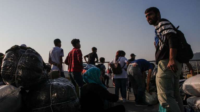 Στη Θεσσαλονίκη οι πρώτοι πρόσφυγες από τη Λέσβο - Συνεχίζεται η επιχείρηση