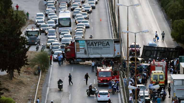 Σύγκρουση φορτηγού με ΙΧ: Κλειστή η Λεωφόρος Αθηνών μετά το Δαφνί