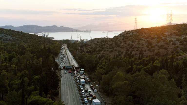 Οι πρώτες εικόνες από το τροχαίο στη Λεωφ. Αθηνών