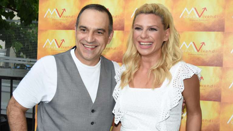 Κατσούλης - Καραβάτου: Δείτε τον γιο τους Αρίωνα την πρώτη μέρα στο σχολείο