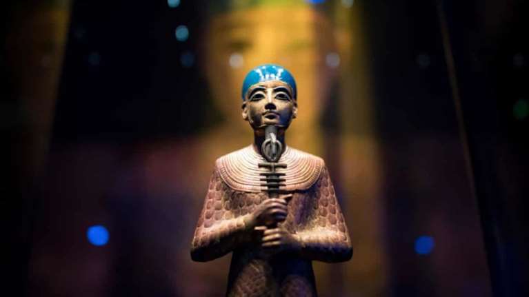 Ο νεαρός Φαραώ που σπάει ταμεία στις εκθέσεις σε όλο τον κόσμο