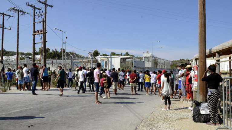 Σοβαρά επεισόδια και πετροπόλεμος στο hot spot της Μόριας