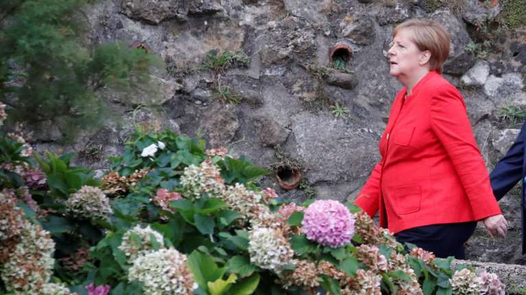 Η Μέρκελ στην Κίνα εν μέσω εμπορικών εντάσεων και διαδηλώσεων