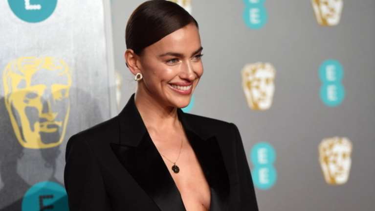 Ιρίνα Σάικ: Αποκαλυπτική και αποφασισμένη, εντελώς γυμνή σε νέα διαφήμιση