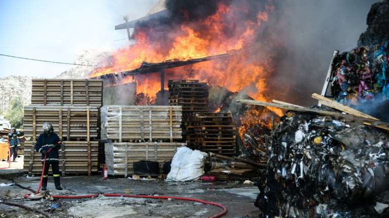 Πυρκαγιά σε βιοτεχνία χαρτιού στον Ασπρόπυργο