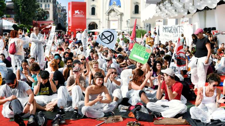 Ακτιβιστές για το κλίμα &#39;κατέλαβαν&#39; το κόκκινο χαλί στο Φεστιβάλ Βενετίας