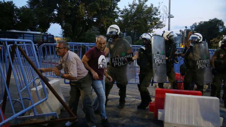 Ένταση και μικροεπεισόδια στις πορείες στη ΔΕΘ