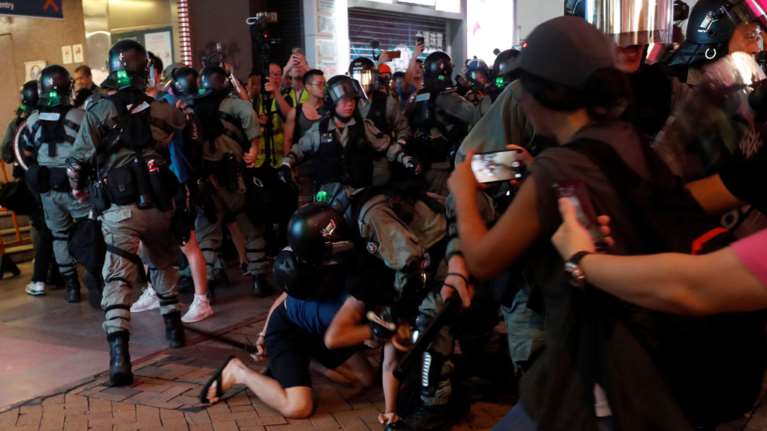 Χονγκ Κονγκ:Νέα διαδήλωση στο προξενείο των ΗΠΑ-Συνελήφθη ξανά ο Τζ. Ουόν