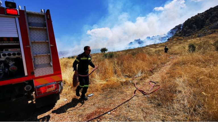 Σε εξέλιξη φωτιές στο Γύθειο και τη Σιθωνία