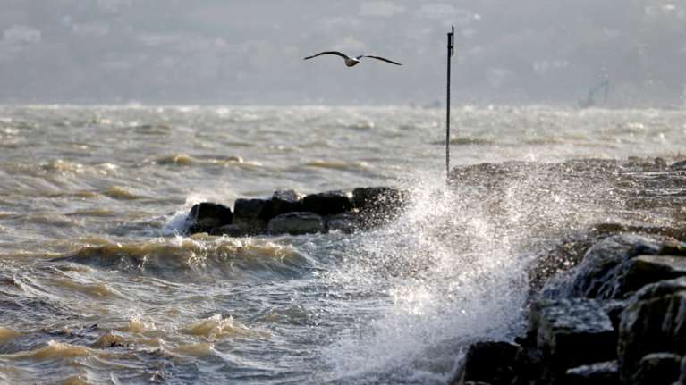 Βροχές στα ορεινά, άνεμοι ως 8 μποφόρ στο Αιγαίο