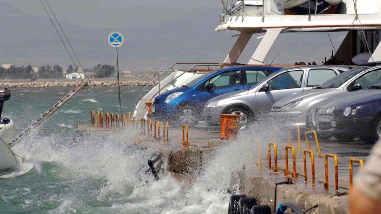 Καταιγίδες στα βορειοδυτικά, ισχυροί άνεμοι στο Αιγαίο
