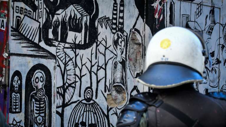 Συμπλοκή καταληψιών και αλλοδαπών τη νύχτα στην πλατεία Βάθη