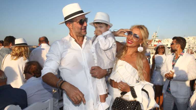 Μαστροκώστα - Δέλλας full in love σε λευκή βάφτιση στην Πάρο-Όλοι στα λευκά