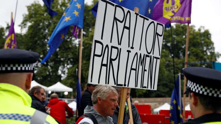 Βρετανία: Μεγάλο προβάδισμα των Τόρις έναντι των Εργατικών