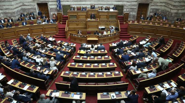 Με ευρεία συναίνεση πέρασε η πράξη νομοθετικού περιεχομένου για το Μάτι