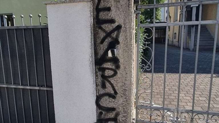 Συνθήματα αντιεξουσιαστών στο ελληνικό προξενείο στο Μόναχο