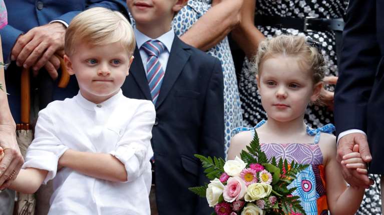 Πρώτη μέρα σχολείο για τα δίδυμα πριγκιπόπουλα του Μονακό [Εικόνες]