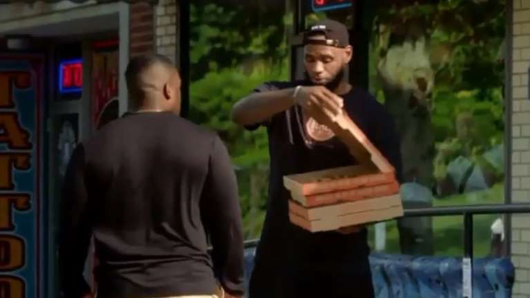 Ο ΛεΜπρον Τζέιμς κάνει delivery πίτσες σε περαστικούς