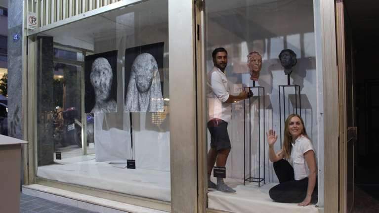 Δυο εικαστικοί μεταμορφώνουν τις βιτρίνες με  βραβευμένο έργο