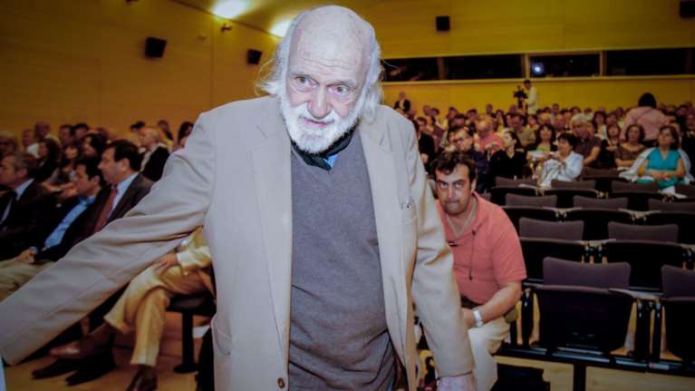 Μέσα από τα λόγια του Νάνου Βαλαωρίτη και τα βιβλία του