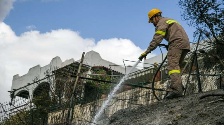 Λαγονήσι: Σε ύφεση η φωτιά - Μικρές ζημιές εξωτερικά σε σπίτια