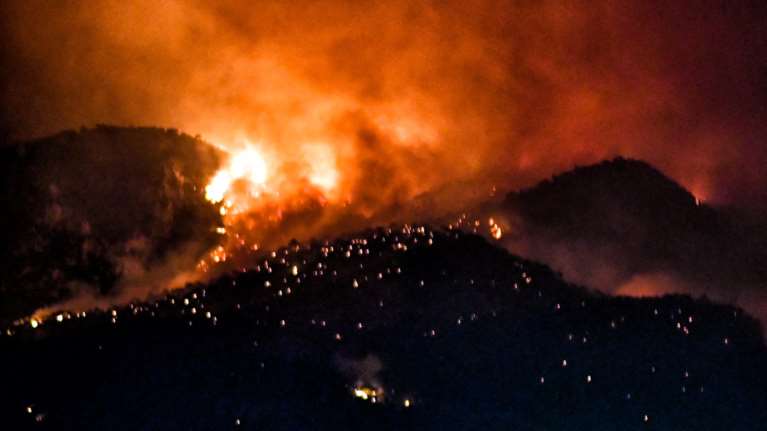 Ολονύχτια μάχη στο Λουτράκι-Συναγερμός στην Πυοσβεστική