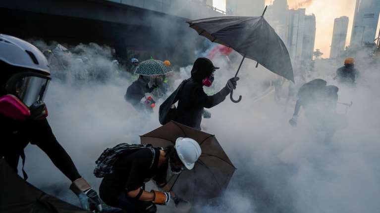 Νέα βίαια επεισόδια στο Χονγκ Κονγκ: Μολότωφ και τούβλα