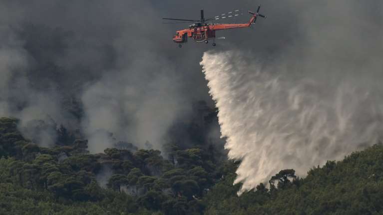 Σε ύφεση η φωτιά στο Λουτράκι - Ζήτημα χρόνου η πλήρης κατάσβεσή της