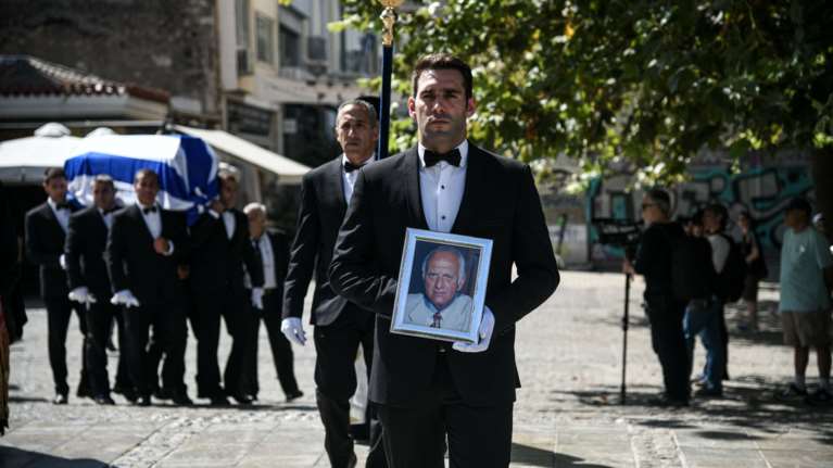 Το τελευταίο αντίο στον Αντώνη Λιβάνη