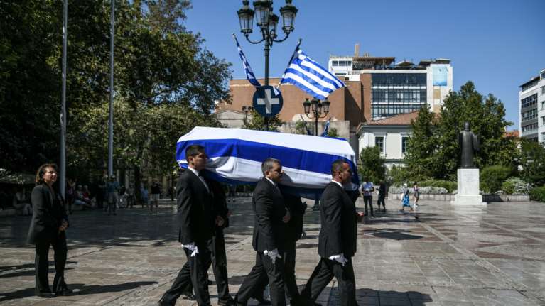 Πλήθος κόσμου στο "τελευταίο αντίο" στον Αντώνη Λιβάνη