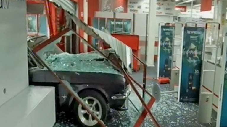 Έκλεψαν Mustang του &#39;67 και μπούκαραν σε κατάστημα ηλεκτρικών στην Π. Ράλλη