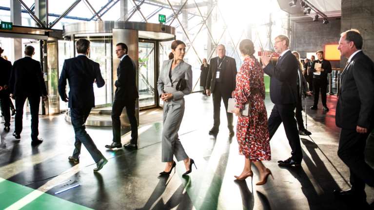 Δύο stylish πριγκίπισσες δίπλα - δίπλα: Κόντρα σε κόκκινο και γκρι...