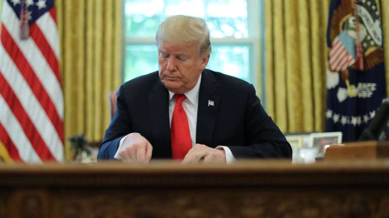 Επιβολή κυρώσεων σε βάρος της κεντρικής τράπεζας του Ιράν από τον Τραμπ