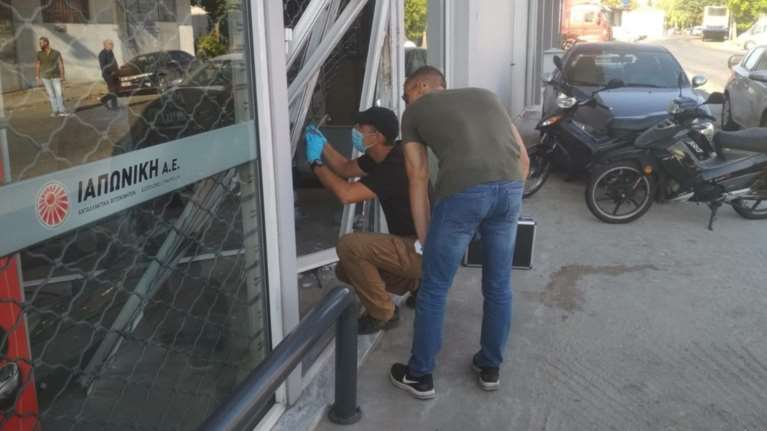 Νέα περιστατικά: Μπούκαραν με κλεμμένα αυτοκίνητα σε εταιρίες