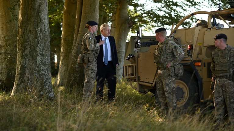 Δημοσκόπηση: Ισχυρό προβάδισμα Τζόνσον έναντι των Εργατικών