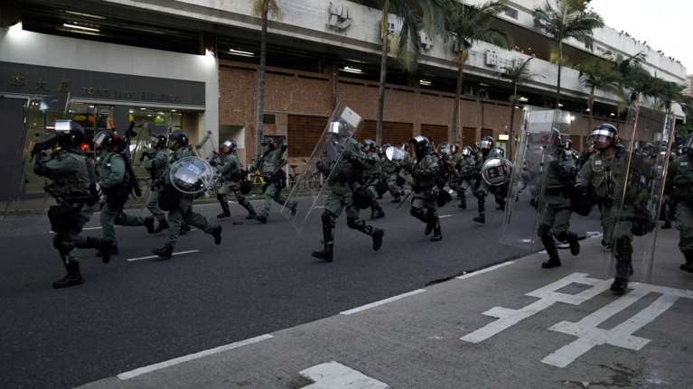 Δακρυγόνα και επεισόδια έξω από εμπορικό κέντρο στο Χονγκ Κονγκ (φωτό)