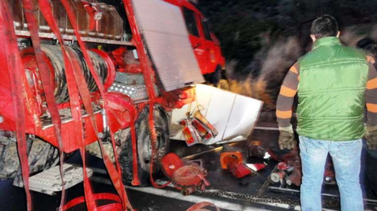 Δύο σοβαρά τραυματίες από ανατροπή πυροσβεστικού οχήματος στη Νέα Μάκρη