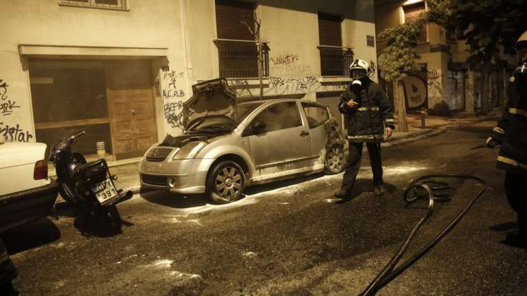 Εντόπισαν νεκρό  σε αυτοκίνητο που κάηκε στα Πατήσια