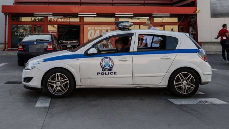 Απόπειρα εισβολής με αυτοκίνητο σε κατάστημα ηλεκτρονικών ειδών