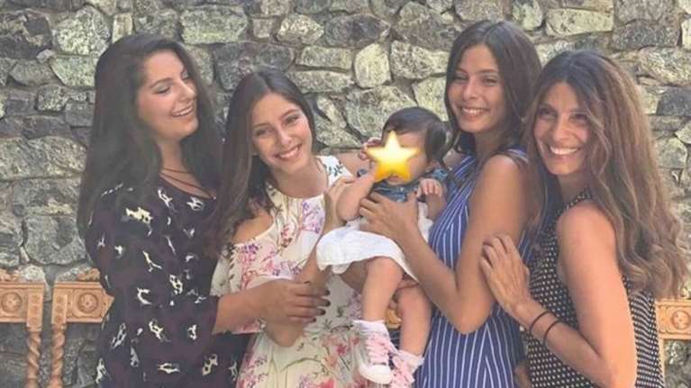 Οι κόρες της Τσαπανίδου νονές στη βάφτιση της ανιψιάς της [Eικόνες]