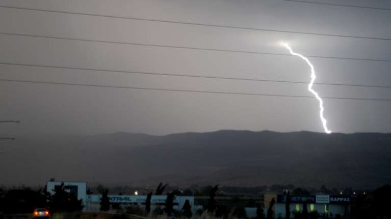 Ισχυρές καταιγίδες στη Δυτ. Ελλάδα-2 νεκροί από κεραυνό